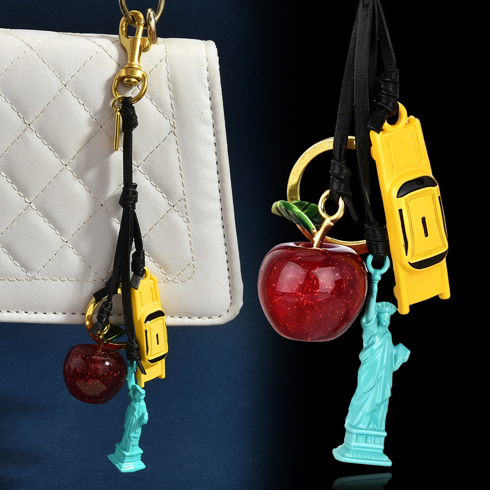 Colgante de Cuero Temático de  - Luxury Bags New York reseña y precio
